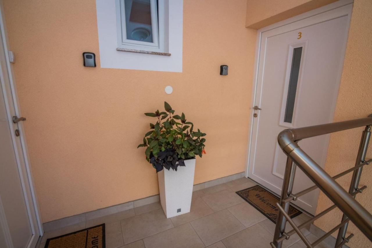 Apartment Pikulo Novalja Luaran gambar